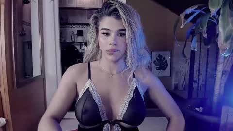 Snapshot of _xcherrycrushx_ chatting on 02-28-25, 01:58 Nadien online show from 02-28-25, 01:58