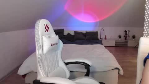 Nicole  Thomas  Dave online show from 02-18-25, 03:32