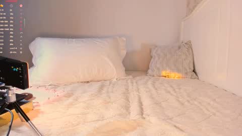 Snapshot of a1l3na_al3 chatting on 09-15-25, 09:53 Alena online show from 09-15-25, 09:53