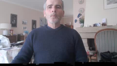 Snapshot of aalex1717 chatting on 01-10-25, 10:28 Aalex1717 online show from 01-10-25, 10:28