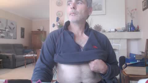 Snapshot of aalex1717 chatting on 11-06-25, 08:26 Aalex1717 online show from 11-06-25, 08:26