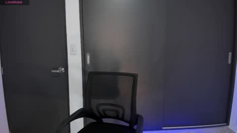 Snapshot of aandreamartinez1 chatting on 10-18-25, 04:04 andrea online show from 10-18-25, 04:04