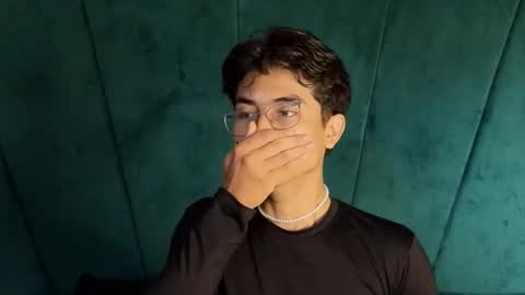 Snapshot of aaron_eze chatting on 10-31-25, 10:00 Aaron Ezequiel online show from 10-31-25, 10:00