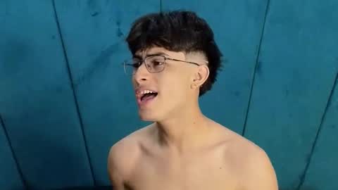 Snapshot of aaron_eze chatting on 11-06-25, 11:37 Aaron Ezequiel online show from 11-06-25, 11:37