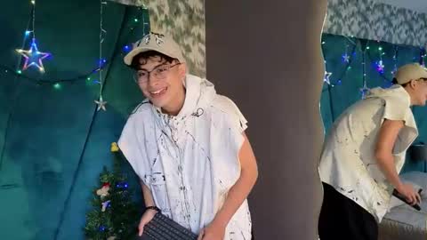 Snapshot of aaron_eze chatting on 12-05-25, 08:38 Aaron Ezequiel online show from 12-05-25, 08:38