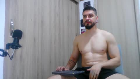 Aaron kwok online show from 11-01-25, 01:51