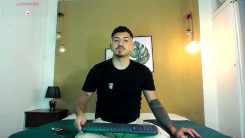 Snapshot of aaron_williams09 chatting on 03-05-25, 03:51 Your aron online show from 03-05-25, 03:51