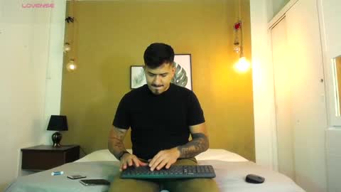 Snapshot of aaron_williams09 chatting on 03-07-25, 03:40 Your aron online show from 03-07-25, 03:40