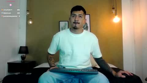 Snapshot of aaron_williams09 chatting on 03-08-25, 06:32 Your aron online show from 03-08-25, 06:32