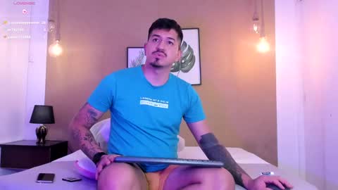 Snapshot of aaron_williams09 chatting on 03-09-25, 01:15 Your aron online show from 03-09-25, 01:15