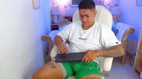 Snapshot of aaronn_12 chatting on 12-02-25, 11:26 Aaron online show from 12-02-25, 11:26