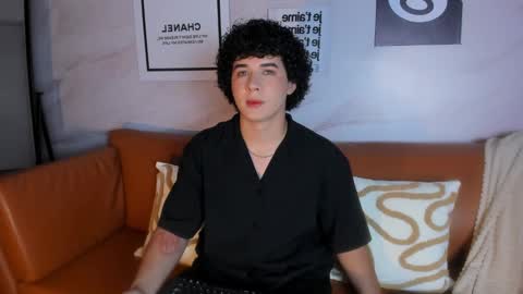 Snapshot of aaroooonn chatting on 02-25-25, 11:41 Aroon online show from 02-25-25, 11:41