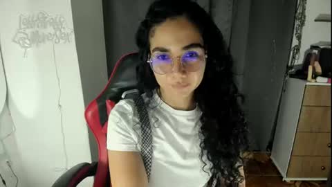 Snapshot of abbi_moon chatting on 06-21-26, 08:33 Martina online show from 06-21-26, 08:33