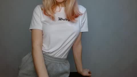 Snapshot of abbymoore__ chatting on 01-13-25, 01:17 Abby Lovense is active online show from 01-13-25, 01:17