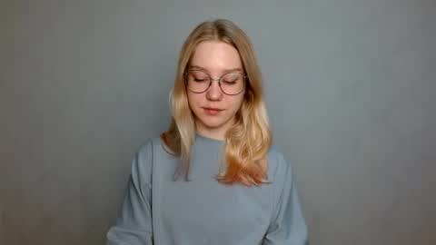 Snapshot of abbymoore__ chatting on 03-05-25, 08:21 Abby Lovense is active online show from 03-05-25, 08:21