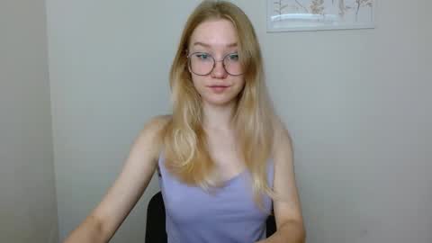 Snapshot of abbymoore__ chatting on 09-21-25, 09:22 Abby Lovense is active online show from 09-21-25, 09:22