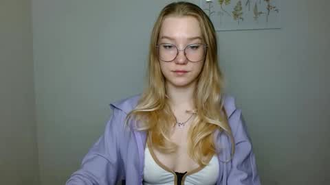 Snapshot of abbymoore__ chatting on 10-08-25, 09:29 Abby Lovense is active online show from 10-08-25, 09:29