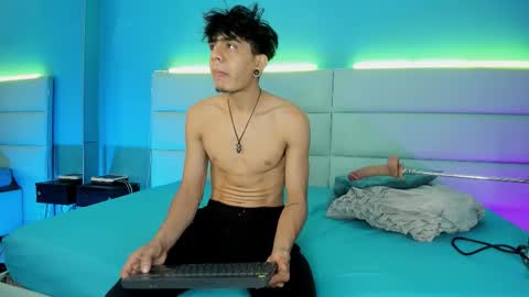 Snapshot of abrilandjulian chatting on 02-25-26, 12:04 Abril and Julian online show from 02-25-26, 12:04