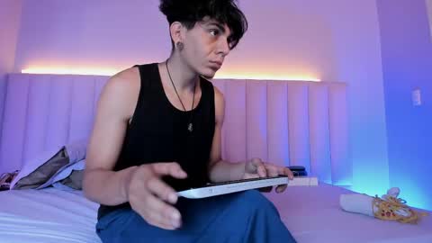 Snapshot of abrilandjulian chatting on 05-28-26, 11:51 Abril and Julian online show from 05-28-26, 11:51
