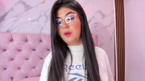 Snapshot of abrilquintana chatting on 05-15-26, 11:39 Abril online show from 05-15-26, 11:39