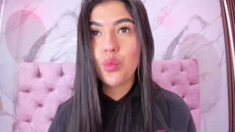 Snapshot of abrilquintana chatting on 05-18-26, 11:38 Abril online show from 05-18-26, 11:38