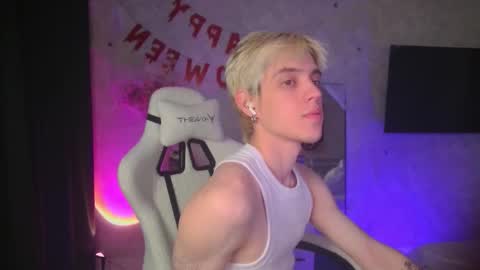 Snapshot of abslut chatting on 10-31-25, 02:29 Nick online show from 10-31-25, 02:29