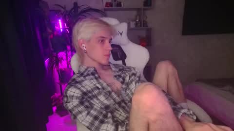 Snapshot of abslut chatting on 11-29-25, 01:47 Nick online show from 11-29-25, 01:47