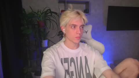 Snapshot of abslut chatting on 12-04-25, 03:43 Nick online show from 12-04-25, 03:43