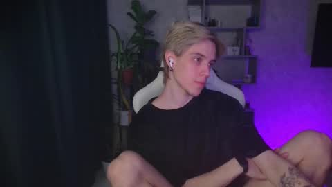 Snapshot of abslut chatting on 12-16-25, 04:01 Nick online show from 12-16-25, 04:01