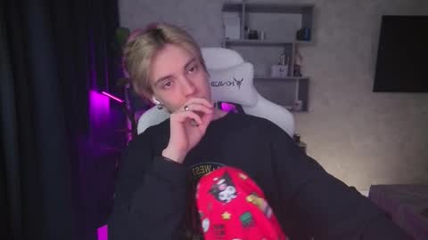 Snapshot of abslut chatting on 12-21-25, 09:38 Nick online show from 12-21-25, 09:38