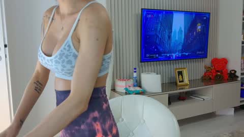 Snapshot of addictive_t chatting on 01-20-25, 08:40 Tori online show from 01-20-25, 08:40