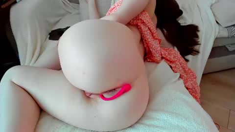Snapshot of adelinemur chatting on 06-25-26, 04:01 Amy online show from 06-25-26, 04:01