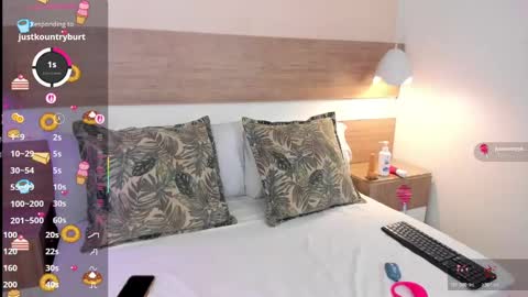 Snapshot of adharawoo chatting on 10-17-25, 02:41 Adhara online show from 10-17-25, 02:41