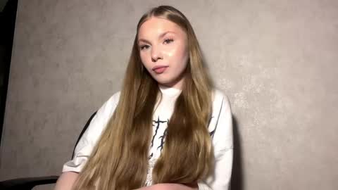Snapshot of adriannemuldowney chatting on 05-04-26, 04:25 Caroline online show from 05-04-26, 04:25
