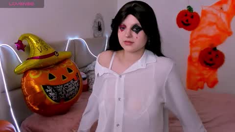 Aisha online show from 10-31-25, 04:13