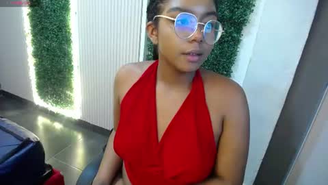 Snapshot of aitanav chatting on 06-15-26, 02:47 Aitana online show from 06-15-26, 02:47