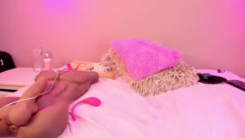 Snapshot of alahia_betancur chatting on 01-15-25, 06:29 Alahia online show from 01-15-25, 06:29