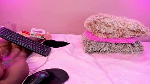 Snapshot of alahia_betancur chatting on 01-18-25, 03:27 Alahia online show from 01-18-25, 03:27