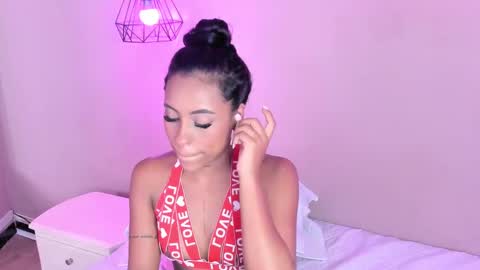 Snapshot of alahia_betancur chatting on 03-04-25, 06:18 Alahia online show from 03-04-25, 06:18