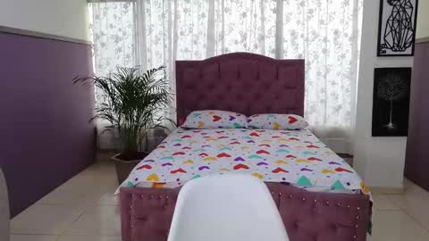 Alaia Skater online show from 12-22-25, 07:22