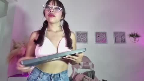 Snapshot of alana_jansen chatting on 01-22-25, 04:02 Alana online show from 01-22-25, 04:02