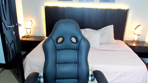 Snapshot of alani_rose_ chatting on 10-29-25, 11:01 ALANI online show from 10-29-25, 11:01