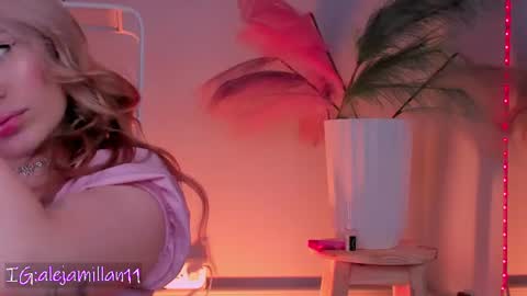 Snapshot of alejamillan1 chatting on 06-25-26, 04:12 night GTM -5 online show from 06-25-26, 04:12