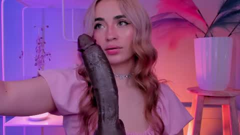 Snapshot of alejamillan1 chatting on 06-25-26, 05:12 night GTM -5 online show from 06-25-26, 05:12