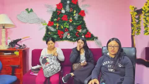 Snapshot of alejita_smithh chatting on 12-18-25, 12:22 zoe and Kataleya online show from 12-18-25, 12:22