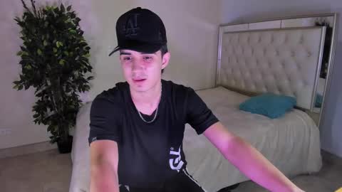 alejo_gray1 online show from 11-28-25, 03:42