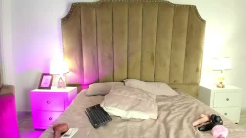 Snapshot of alessiia_moon chatting on 04-22-26, 01:23 Alessia online show from 04-22-26, 01:23