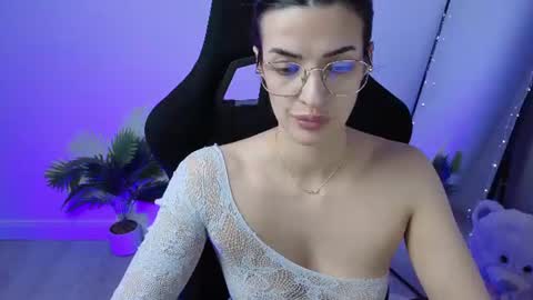 Snapshot of alessyaaa chatting on 06-18-26, 10:36 Ale online show from 06-18-26, 10:36