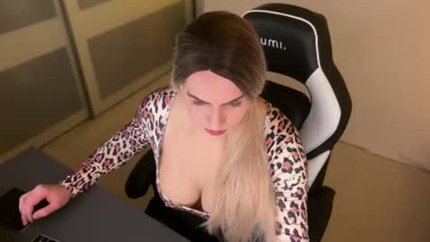 Leyla Leg online show from 12-27-24, 10:59