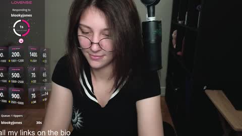 dont be afraid to click social media link its  working  just click on that  online show from 12-11-24, 11:10